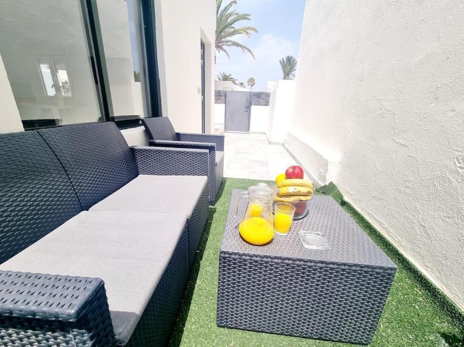 Pequeno Bungalow Firt Line Of The Sea Costa Teguise Ngoại thất bức ảnh